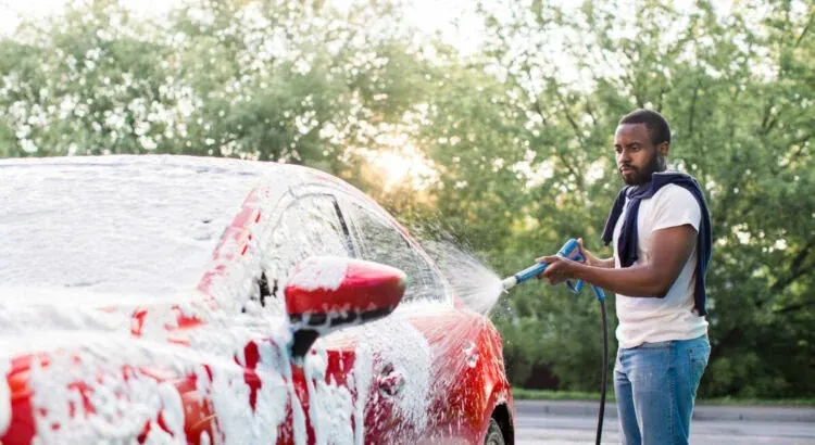 Voiture électrique : ces erreurs à éviter lors de son lavage